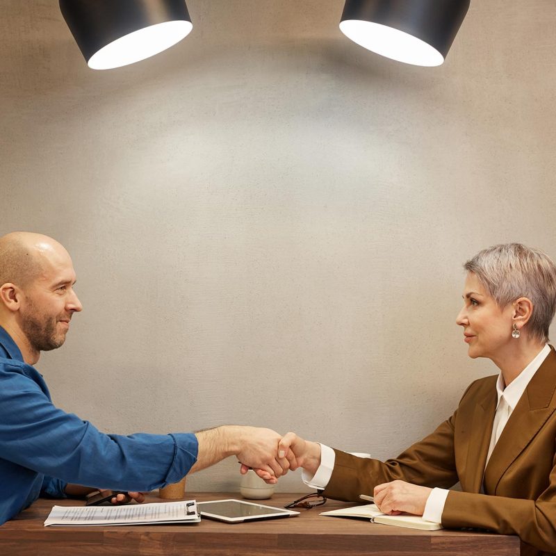 businesswoman-meeting-client-in-cafe-43HZUFN.jpg